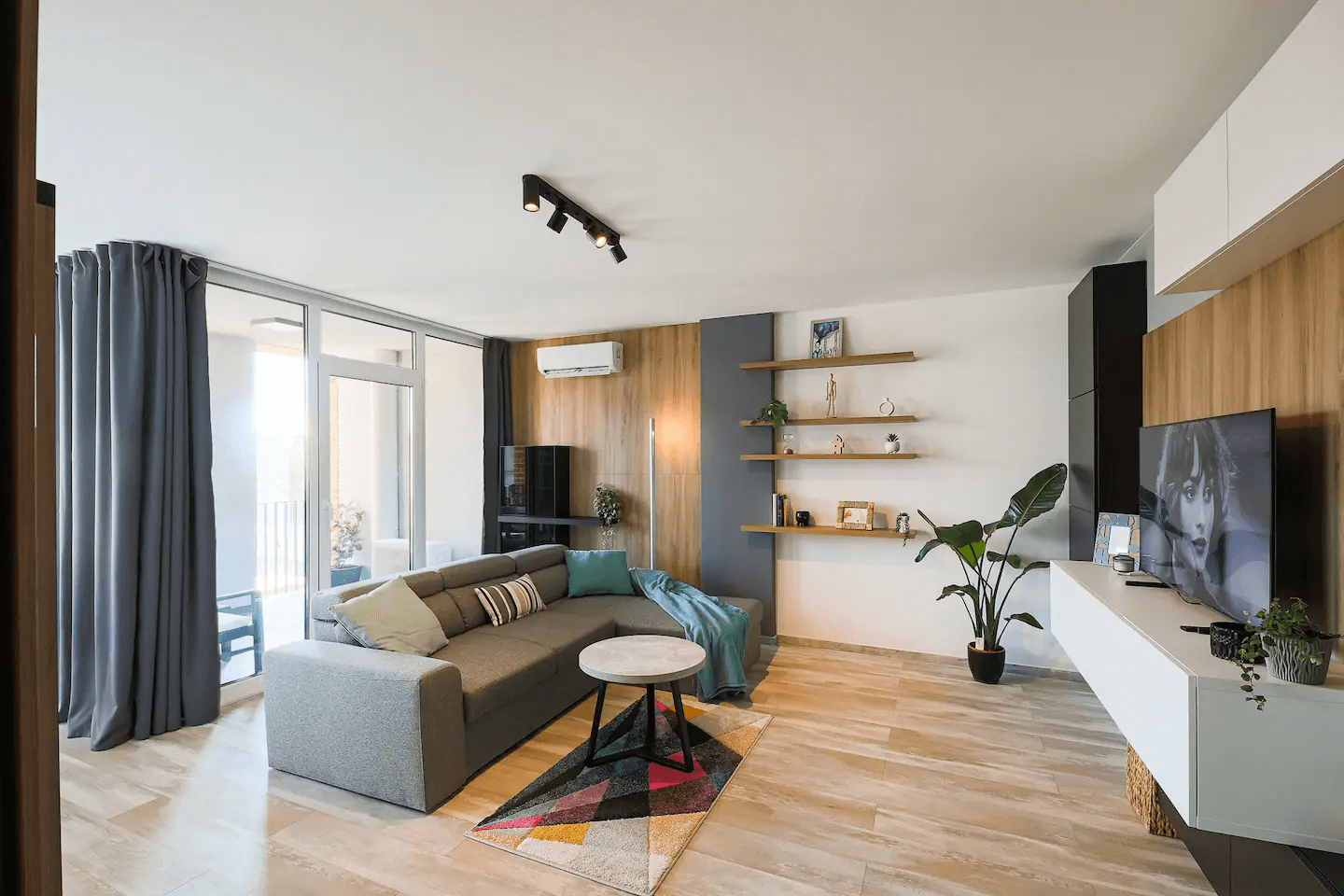 Thiết kế phòng tập YOGA với tông màu đỏ chủ đạo